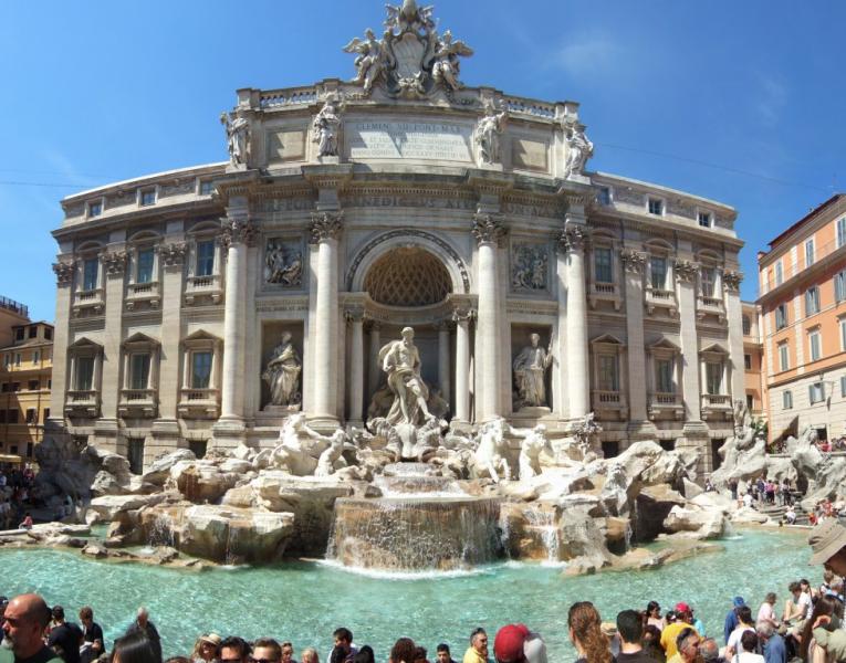 Общий вид на фонтан Треви в Риме